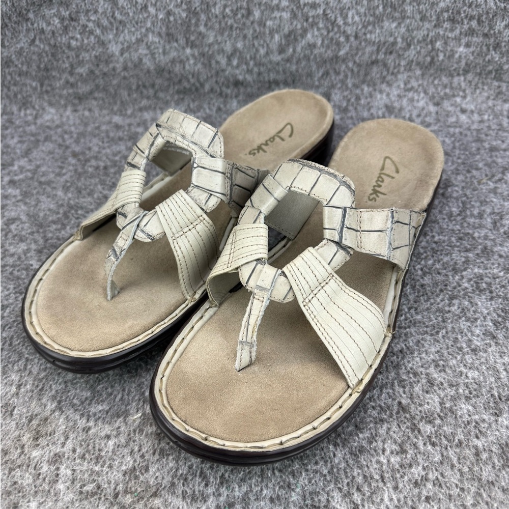 Women's 9M Clarks Cream Leather Thong Sandals Casual Comfort Slides